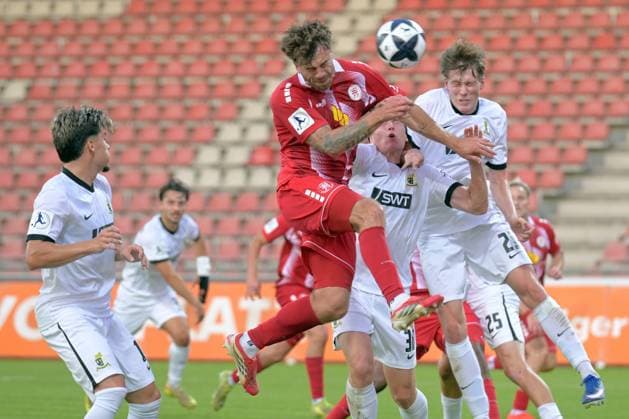 Kampf um den Ball zwischen Maurice Springfeld (KSV Hessen Kassel 31) (M), Elia Dittrich (SV Eintracht Trier 21) (R), Noah Herber (SV Eintracht Trier 38) (M, hinten), Shawn Marc Blum (SV Eintracht Trier 10) (L), GER, KSV Hessen Kassel vs SV Eintracht Trier, Fussball, Regionalliga Suedwest, Saison 2026-2027, 3. Spieltag, 01.09.2026, GER, Fussball, Regionalliga Suedwest - KSV Hessen Kassel vs SV Eintracht Trier, 01.09.2026 Kassel Copyright: xRolandxSippelx-xEibner-Pressefotox EP_RSL