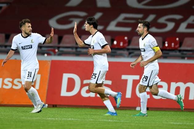Jubel, Freude nach dem Treffer, Tor zum 0:1; Gianluca Pelzer (SV Eintracht Trier 25) (M), Christopher Spang (SV Eintracht Trier 29) (R), Jonas Singer (SV Eintracht Trier 31) (L), GER, KSV Hessen Kassel vs SV Eintracht Trier, Fussball, Regionalliga Suedwest, Saison 2026-2027, 3. Spieltag, 01.09.2026, GER, Fussball, Regionalliga Suedwest - KSV Hessen Kassel vs SV Eintracht Trier, 01.09.2026 Kassel Copyright: xRolandxSippelx-xEibner-Pressefotox EP_RSL