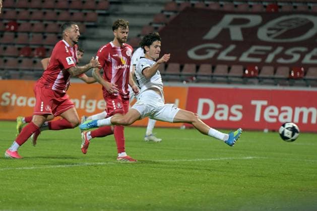 Gianluca Pelzer (SV Eintracht Trier 25) erzielt den Treffer, Tor zum 0:1; Maurice Springfeld (KSV Hessen Kassel 31), (M),Sercan Sararer (KSV Hessen Kassel 10) kommen zu spaet, GER, KSV Hessen Kassel vs SV Eintracht Trier, Fussball, Regionalliga Suedwest, Saison 2026-2027, 3. Spieltag, 01.09.2026, GER, Fussball, Regionalliga Suedwest - KSV Hessen Kassel vs SV Eintracht Trier, 01.09.2026 Kassel Copyright: xRolandxSippelx-xEibner-Pressefotox EP_RSL