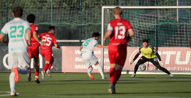 01.09.2026, xfsx, Herren, Fussball, Saison 2026 2027, BFV Verbandspokal, Achtelfinale: TSV Neudrossenfeld - FC Wuerzburger Kickers v.li.: Hannes Schwender (TSV Neudrossenfeld), Dominik Meisel (FC Wuerzburger Kickers), Marin Hrgota (TSV Neudrossenfeld) erzielt das Tor zum 2:1, scores the goal 2:1, Philipp Ochs (FC Wuerzburger Kickers), Marko Rajkovacic (FC Wuerzburger Kickers) Neudrossenfeld Deutschland