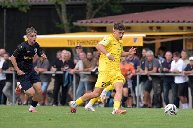 Luca Damiano Molinari (SG Sonnenhof Großaspach, 21) am mit Ball im Zweikampf mit Tino Dannecker (TSV Ehningen, 07) TSV Ehningen vs. SG Sonnenhof Grossaspach, Fussball, DB-Regio wfv-Pokal Achtelfinale,Saison 2026 2027, 02.09.2026 TSV Ehningen vs. SG Sonnenhof Grossaspach, Fussball, DB-Regio wfv-Pokal Achtelfinale,Saison 2026 2027, 02.09.2026 Ehningen Copyright: xEibner-Pressefotox EP_TBR