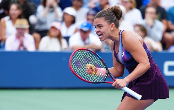 Jasmine Paolini celebrates winning the first set against Lucrezia Stefanini 2026 US Open, Day Four, USTA Billie Jean King National Tennis Center, New York, USA - 02 Sep 2026New York USTA Billie Jean King National T New York (NY) United States of America EDITORIAL USE ONLY No use with unauthorised audio, video, data, fixture lists, club league logos or live services. Online in-match use limited to 120 images, no video emulation. No use in betting, games or single club league player publications. Copyright: xJavierxGarcia Shutterstockx 17124553n
