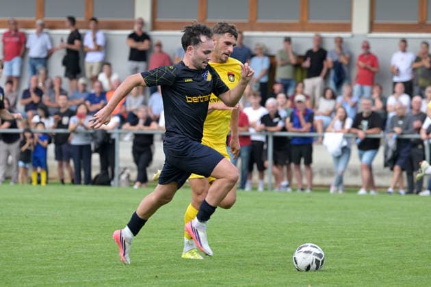 Egemen Sarikaya (TSV Ehningen, 10) im Zweikampf mit Marius Uhl (SG Sonnenhof Großaspach, 19) TSV Ehningen vs. SG Sonnenhof Grossaspach, Fussball, DB-Regio wfv-Pokal Achtelfinale,Saison 2026 2027, 02.09.2026 TSV Ehningen vs. SG Sonnenhof Grossaspach, Fussball, DB-Regio wfv-Pokal Achtelfinale,Saison 2026 2027, 02.09.2026 Ehningen Copyright: xEibner-Pressefotox EP_TBR