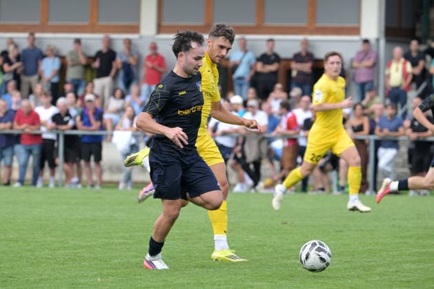 Egemen Sarikaya (TSV Ehningen, 10) im Zweikampf mit Marius Uhl (SG Sonnenhof Großaspach, 19) TSV Ehningen vs. SG Sonnenhof Grossaspach, Fussball, DB-Regio wfv-Pokal Achtelfinale,Saison 2026 2027, 02.09.2026 TSV Ehningen vs. SG Sonnenhof Grossaspach, Fussball, DB-Regio wfv-Pokal Achtelfinale,Saison 2026 2027, 02.09.2026 Ehningen Copyright: xEibner-Pressefotox EP_TBR