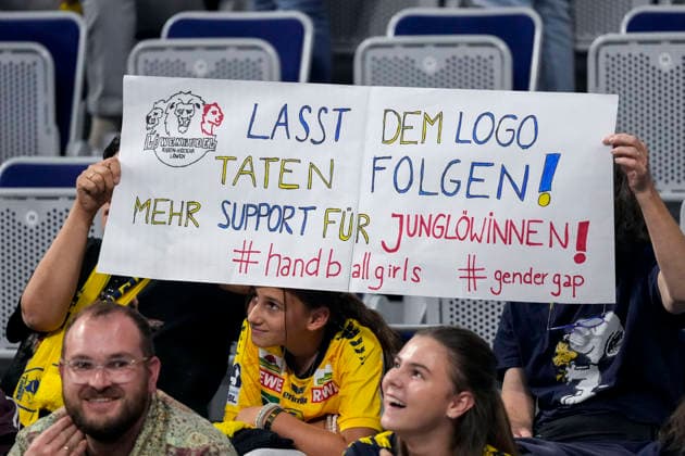 Die Fans der Rhein-Neckar Löwen zeigen in der Fankurve ein Banner, Spruchband mit der Aufschrift: Lasst dem Logo Taten folgen, Mehr Support für Junglöwinnen, Handball Girls, Gender Gap, Fans, Ultras Publikum, Zuschauer, Stimmung, Atmosphäre, Stadion, Protest, Protestaktion für mehr Unterstützung für Frauen-Handball, Mädchen-Handball, Juniorinnen, protestieren, Aktion, Action, 02.09.2026, Mannheim (Deutschland), Handball, Bundesliga, Rhein-Neckar Löwen - VfL Gummersbach