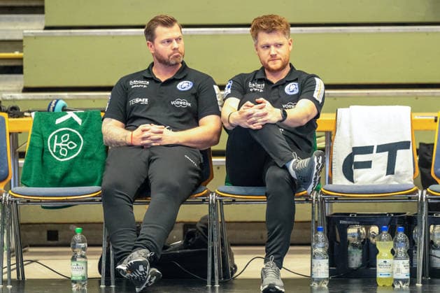 Arnor Thor Gunnarsson (Bergischer HC 06, Co-Trainer) und Markus Puetz (Bergischer HC 06, Trainer) sehen sich das Aufwaermen der Flensburger Mannschaft an. Bergischer HC vs. SG Flensburg-Handewitt, Handball, Opel HBL, 02. Spieltag, Saison 2026 2027, 02.09.2026 Bergischer HC vs. SG Flensburg-Handewitt, Handball, Opel HBL, 02. Spieltag, Saison 2026 2027, 02.09.2026 Wuppertal Copyright: xEibner-Pressefoto ThomasxHaeslerx EP_THR