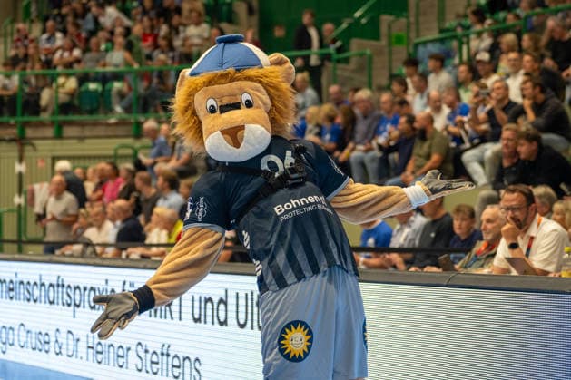 Das Maskottchen des BHC motiviert die Zuschauer. Bergischer HC vs. SG Flensburg-Handewitt, Handball, Opel HBL, 02. Spieltag, Saison 2026 2027, 02.09.2026 Bergischer HC vs. SG Flensburg-Handewitt, Handball, Opel HBL, 02. Spieltag, Saison 2026 2027, 02.09.2026 Wuppertal Copyright: xEibner-Pressefoto ThomasxHaeslerx EP_THR