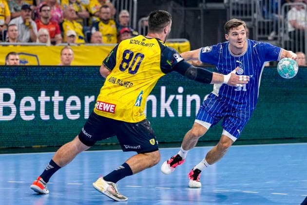 v.li.: Jannik Kohlbacher (RNL, 80), Kay Smits (VfL, 31), Zweikampf, Spielszene, Duell, duel, tackle, tackling, Dynamik, Action, Aktion, 02.09.2026, Mannheim (Deutschland), Handball, Bundesliga, Rhein-Neckar Löwen - VfL Gummersbach