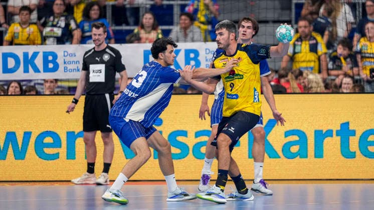 v.li.: Nikola Roganovic (VfL, 23), Jacob Arenth Lassen (RNL, 9), Zweikampf, Spielszene, Duell, duel, tackle, tackling, Dynamik, Action, Aktion, 02.09.2026, Mannheim (Deutschland), Handball, Bundesliga, Rhein-Neckar Löwen - VfL Gummersbach