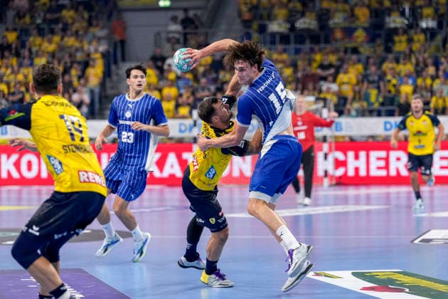 v.li.: Dani Baijens (RNL, 77), Miro Schluroff (VfL, 15), Zweikampf, Spielszene, Duell, duel, tackle, tackling, Dynamik, Action, Aktion, 02.09.2026, Mannheim (Deutschland), Handball, Bundesliga, Rhein-Neckar Löwen - VfL Gummersbach