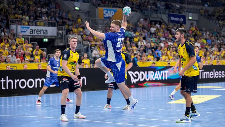 v.li.: Haukur Thrastarson (RNL, 25), Kristjan Horzen (VfL, 27) am Ball, Jacob Arenth Lassen (RNL, 9), beim Sprungwurf, Wurf, Torwurf, Action, Aktion, Spielszene, 02.09.2026, Mannheim (Deutschland), Handball, Bundesliga, Rhein-Neckar Löwen - VfL Gummersbach