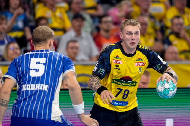 v.li.: Tilen Kodrin (VfL, 5), Edwin Aspenbäck (RNL, 78), Aktion, Action, Spielszene, 02.09.2026, Mannheim (Deutschland), Handball, Bundesliga, Rhein-Neckar Löwen - VfL Gummersbach