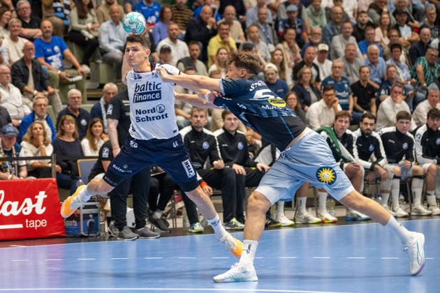 Zweikampf zwischen Aymeric Minne (SG Felnsburg Handewitt, 44) und Soeren Steinhaus (Bergischer HC 06, 53). Bergischer HC vs. SG Flensburg-Handewitt, Handball, Opel HBL, 02. Spieltag, Saison 2026 2027, 02.09.2026 Bergischer HC vs. SG Flensburg-Handewitt, Handball, Opel HBL, 02. Spieltag, Saison 2026 2027, 02.09.2026 Wuppertal Copyright: xEibner-Pressefoto ThomasxHaeslerx EP_THR