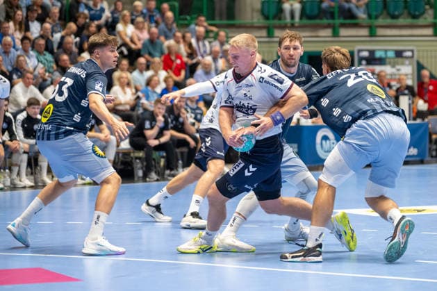 Zweikampf zwischen Emil Bergholt (SG Felnsburg Handewitt, 14) und Tom Bergner (Bergischer HC 06, 28). Bergischer HC vs. SG Flensburg-Handewitt, Handball, Opel HBL, 02. Spieltag, Saison 2026 2027, 02.09.2026 Bergischer HC vs. SG Flensburg-Handewitt, Handball, Opel HBL, 02. Spieltag, Saison 2026 2027, 02.09.2026 Wuppertal Copyright: xEibner-Pressefoto ThomasxHaeslerx EP_THR