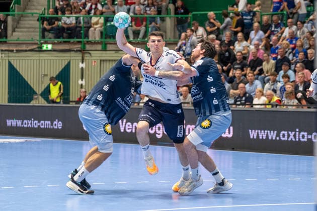 Zweikampf zwischen Tom Bergner (Bergischer HC 06, 28), Aymeric Minne (SG Flensburg Handewitt, 44) und Tim Hilding (Bergischer HC 06, 17). Bergischer HC vs. SG Flensburg-Handewitt, Handball, Opel HBL, 02. Spieltag, Saison 2026 2027, 02.09.2026 Bergischer HC vs. SG Flensburg-Handewitt, Handball, Opel HBL, 02. Spieltag, Saison 2026 2027, 02.09.2026 Wuppertal Copyright: xEibner-Pressefoto ThomasxHaeslerx EP_THR