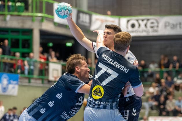 Zweikampf zwischen Tom Bergner (Bergischer HC 06, 28), Aymeric Minne (SG Felnsburg Handewitt, 44) und Johannes Wasielewski (Bergischer HC 06, 77). Bergischer HC vs. SG Flensburg-Handewitt, Handball, Opel HBL, 02. Spieltag, Saison 2026 2027, 02.09.2026 Bergischer HC vs. SG Flensburg-Handewitt, Handball, Opel HBL, 02. Spieltag, Saison 2026 2027, 02.09.2026 Wuppertal Copyright: xEibner-Pressefoto ThomasxHaeslerx EP_THR
