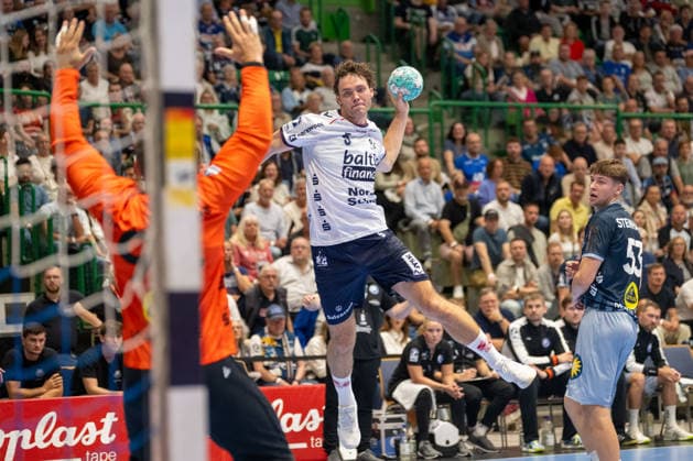 Niclas Kirkeloekke (SG Felnsburg Handewitt, 05) hat sich gegen Soeren Steinhaus (Bergischer HC 06, 53) durchgesetzt und kommt zum Wurf. Bergischer HC vs. SG Flensburg-Handewitt, Handball, Opel HBL, 02. Spieltag, Saison 2026 2027, 02.09.2026 Bergischer HC vs. SG Flensburg-Handewitt, Handball, Opel HBL, 02. Spieltag, Saison 2026 2027, 02.09.2026 Wuppertal Copyright: xEibner-Pressefoto ThomasxHaeslerx EP_THR