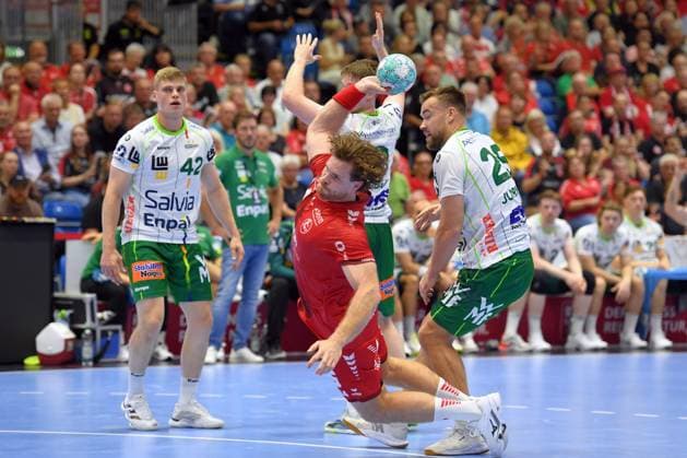 Johannes Golla (MT Melsungen 14) beim Wurf; Ludvig Jurmala Aastroem (Frisch Auf Goeppingen 25) (R), Martin Hanne (Frisch Auf Goeppingen 42) , GER, MT Melsungen - Frisch Auf Goeppingen, Handball, 1. Bundesliga, 2. Spieltag, Saison 2026 2027, 02.09.2026, GER, MT Melsungen - Frisch Auf Goeppingen, Handball, 1. Bundesliga, 2. Spieltag, Saison 2026 2027, 02.09.2026 Kassel Copyright: xEibner-Pressefotox xRolandxSippelx EP_RSL