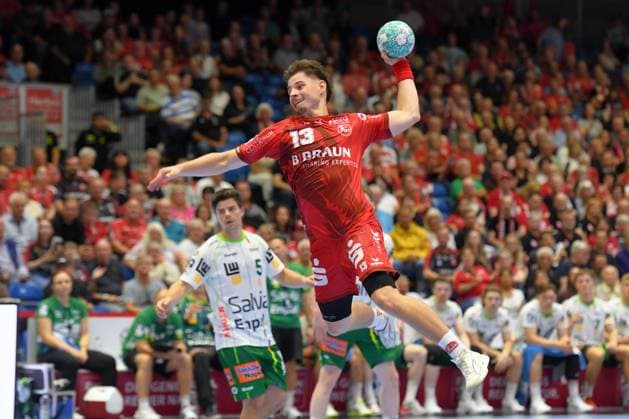 Leon Stehl (MT Melsungen 13) beim Wurf; Rutger ten Velde (Frisch Auf Goeppingen 5) (L, hinten) , GER, MT Melsungen - Frisch Auf Goeppingen, Handball, 1. Bundesliga, 2. Spieltag, Saison 2026 2027, 02.09.2026, GER, MT Melsungen - Frisch Auf Goeppingen, Handball, 1. Bundesliga, 2. Spieltag, Saison 2026 2027, 02.09.2026 Kassel Copyright: xEibner-Pressefotox xRolandxSippelx EP_RSL