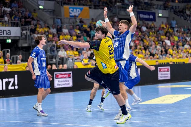 v.li.: Aron Seesing (RNL, 21), Stepan Zeman (VfL, 66), Zweikampf, Spielszene, Duell, duel, tackle, tackling, Dynamik, Action, Aktion, 02.09.2026, Mannheim (Deutschland), Handball, Bundesliga, Rhein-Neckar Löwen - VfL Gummersbach