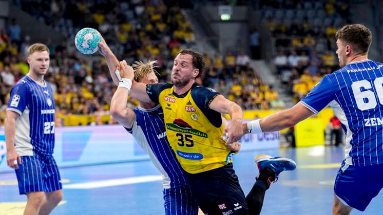 v.li.: Ellidi Snaer Vidarsson (VfL, 4), Kentin Mahe (RNL, 35), Stepan Zeman (VfL, 66), Zweikampf, Spielszene, Duell, duel, tackle, tackling, Dynamik, Action, Aktion, 02.09.2026, Mannheim (Deutschland), Handball, Bundesliga, Rhein-Neckar Löwen - VfL Gummersbach