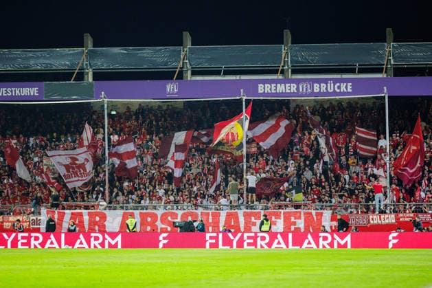 Der Gaesteblock mit Fans von FC Bayern Muenchen GER, VfL Osnabrueck vs. FC Bayern Muenchen, Fussball, DFB-Pokal, 1. Runde, Spielzeit 2026 2027, 02.09.2026 DFL Regulations prohibit any use of photographers as image sequences and or quasi-video. GER, VfL Osnabrueck vs. FC Bayern Muenchen, Fussball, DFB-Pokal, 1. Runde, Spielzeit 2026 2027, 02.09.2026 Osnabrueck Copyright: xEibner-Pressefoto JanxRollingerx EP_JSK