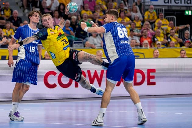 v.li.: Miro Schluroff (VfL, 15), Edwin Aspenbäck (RNL, 78), Stepan Zeman (VfL, 66), Zweikampf, Spielszene, Duell, duel, tackle, tackling, Dynamik, Action, Aktion, 02.09.2026, Mannheim (Deutschland), Handball, Bundesliga, Rhein-Neckar Löwen - VfL Gummersbach