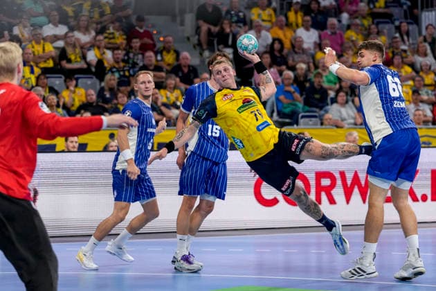 v.li.: Miro Schluroff (VfL, 15), Edwin Aspenbäck (RNL, 78), Stepan Zeman (VfL, 66), Zweikampf, Spielszene, Duell, duel, tackle, tackling, Dynamik, Action, Aktion, 02.09.2026, Mannheim (Deutschland), Handball, Bundesliga, Rhein-Neckar Löwen - VfL Gummersbach