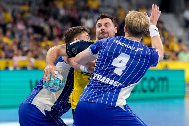 v.li.: Stepan Zeman (VfL, 66), Dani Baijens (RNL, 77), Ellidi Snaer Vidarsson (VfL, 4), Zweikampf, Spielszene, Duell, duel, tackle, tackling, Dynamik, Action, Aktion, 02.09.2026, Mannheim (Deutschland), Handball, Bundesliga, Rhein-Neckar Löwen - VfL Gummersbach
