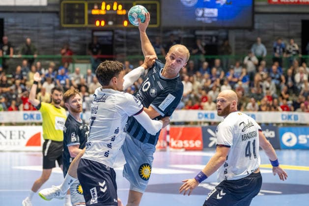 Zweikampf zwischen Marko Grgic (SG Flensburg Handewitt, 17) und Fynn Hangstein (Bergischer HC 06, 10). Bergischer HC vs. SG Flensburg-Handewitt, Handball, Opel HBL, 02. Spieltag, Saison 2026 2027, 02.09.2026 Bergischer HC vs. SG Flensburg-Handewitt, Handball, Opel HBL, 02. Spieltag, Saison 2026 2027, 02.09.2026 Wuppertal Copyright: xEibner-Pressefoto ThomasxHaeslerx EP_THR