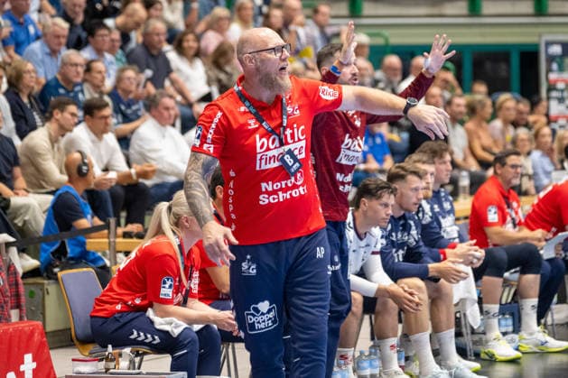 Ales Pajovic (SG Flensburg Handewitt, Trainer) gibt seiner Mannschaft Anweisungen. Bergischer HC vs. SG Flensburg-Handewitt, Handball, Opel HBL, 02. Spieltag, Saison 2026 2027, 02.09.2026 Bergischer HC vs. SG Flensburg-Handewitt, Handball, Opel HBL, 02. Spieltag, Saison 2026 2027, 02.09.2026 Wuppertal Copyright: xEibner-Pressefoto ThomasxHaeslerx EP_THR