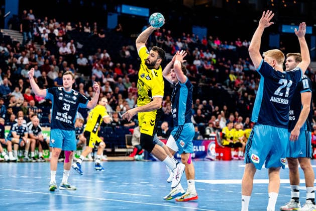 02.09.2026, xdobgx, Handball Opel HBL, Handball Club Hamburg - TVB Stuttgart v.l. Mohamed Amine Darmoul (TVB Stuttgart, 70) beim Wurf, in action, throwing, Elias Kofler (Handball Club Hamburg, 6), Frederik Bo Andersen (Handball Club Hamburg, 21) Hamburg