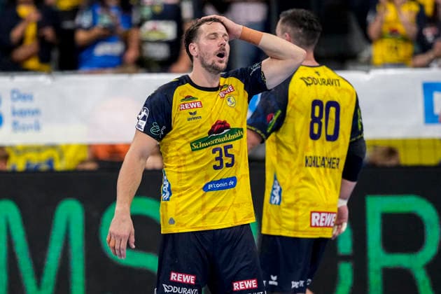 v.li.: Kentin Mahe (RNL, 35), Jannik Kohlbacher (RNL, 80), Spieler der Rhein-Neckar-Löwen, enttäuscht über die Niederlage, Enttäuschung nach dem Schlusspfiff, Highlight, Verlierer, verloren, Frustration, disappointed, pessimistisch, 02.09.2026, Mannheim (Deutschland), Handball, Bundesliga, Rhein-Neckar Löwen - VfL Gummersbach