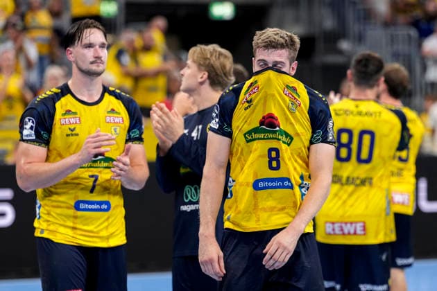 v.li.: Robert Timmermeister (RNL, 7), Tim Nothdurft (RNL, 8), Spieler der Rhein-Neckar-Löwen, enttäuscht über die Niederlage, Enttäuschung nach dem Schlusspfiff, Highlight, Verlierer, verloren, Frustration, disappointed, pessimistisch, 02.09.2026, Mannheim (Deutschland), Handball, Bundesliga, Rhein-Neckar Löwen - VfL Gummersbach