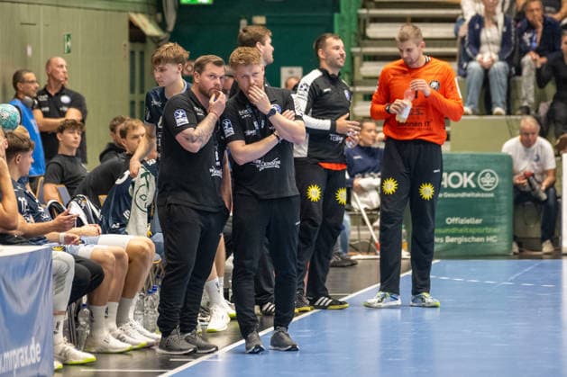 Arnor Thor Gunnarsson (Bergischer HC 06, Co-Trainer) und Markus Puetz (Bergischer HC 06, Trainer) im Gespraech. Bergischer HC vs. SG Flensburg-Handewitt, Handball, Opel HBL, 02. Spieltag, Saison 2026 2027, 02.09.2026 Bergischer HC vs. SG Flensburg-Handewitt, Handball, Opel HBL, 02. Spieltag, Saison 2026 2027, 02.09.2026 Wuppertal Copyright: xEibner-Pressefoto ThomasxHaeslerx EP_THR