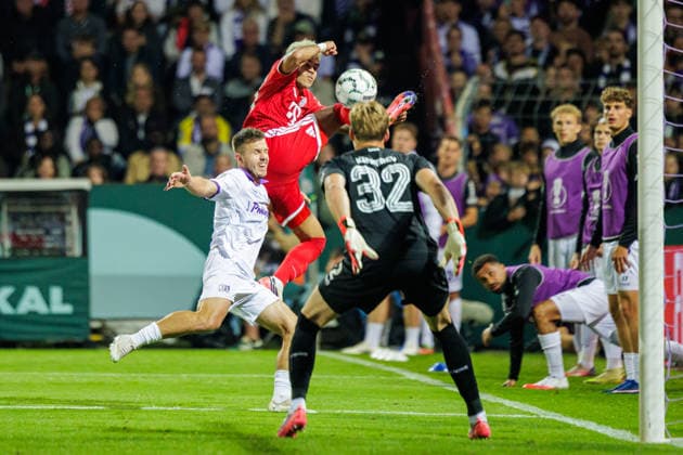 (L-R) Patrick Kammerbauer (VfL Osnabrueck, 31), Luis Diaz (FC Bayern Muenchen, 14), Jonas Krumrey (VfL Osnabrueck, 32) GER, VfL Osnabrueck vs. FC Bayern Muenchen, Fussball, DFB-Pokal, 1. Runde, Spielzeit 2026 2027, 02.09.2026 DFL Regulations prohibit any use of photographers as image sequences and or quasi-video. GER, VfL Osnabrueck vs. FC Bayern Muenchen, Fussball, DFB-Pokal, 1. Runde, Spielzeit 2026 2027, 02.09.2026 Osnabrueck Copyright: xEibner-Pressefoto JanxRollingerx EP_JSK