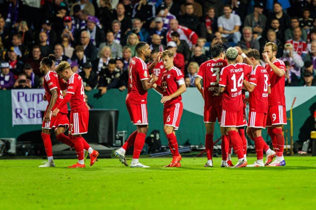 Die Spieler von FC Bayern Muenchen jubeln ueber das Tor zum 1:3 durch Michael Olise (FC Bayern Muenchen, 17) GER, VfL Osnabrueck vs. FC Bayern Muenchen, Fussball, DFB-Pokal, 1. Runde, Spielzeit 2026 2027, 02.09.2026 DFL Regulations prohibit any use of photographers as image sequences and or quasi-video. GER, VfL Osnabrueck vs. FC Bayern Muenchen, Fussball, DFB-Pokal, 1. Runde, Spielzeit 2026 2027, 02.09.2026 Osnabrueck Copyright: xEibner-Pressefoto JanxRollingerx EP_JSK