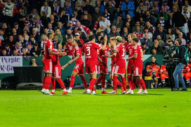 Die Spieler von FC Bayern Muenchen jubeln ueber das Tor zum 1:3 durch Michael Olise (FC Bayern Muenchen, 17) GER, VfL Osnabrueck vs. FC Bayern Muenchen, Fussball, DFB-Pokal, 1. Runde, Spielzeit 2026 2027, 02.09.2026 DFL Regulations prohibit any use of photographers as image sequences and or quasi-video. GER, VfL Osnabrueck vs. FC Bayern Muenchen, Fussball, DFB-Pokal, 1. Runde, Spielzeit 2026 2027, 02.09.2026 Osnabrueck Copyright: xEibner-Pressefoto JanxRollingerx EP_JSK