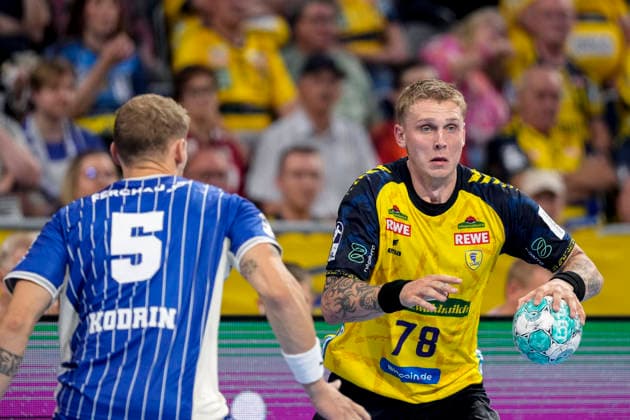 v.li.: Tilen Kodrin (VfL, 5), Edwin Aspenbäck (RNL, 78), Zweikampf, Spielszene, Duell, duel, tackle, tackling, Dynamik, Action, Aktion, 02.09.2026, Mannheim (Deutschland), Handball, Bundesliga, Rhein-Neckar Löwen - VfL Gummersbach