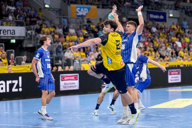 v.li.: Aron Seesing (RNL, 21), Stepan Zeman (VfL, 66), beim Sprungwurf, Wurf, Torwurf, Action, Aktion, Spielszene, 02.09.2026, Mannheim (Deutschland), Handball, Bundesliga, Rhein-Neckar Löwen - VfL Gummersbach