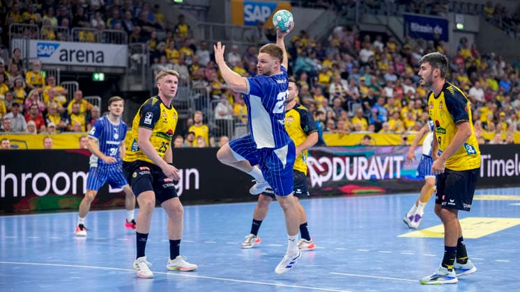 v.li.: Haukur Thrastarson (RNL, 25), Kristjan Horzen (VfL, 27), Jacob Arenth Lassen (RNL, 9), beim Sprungwurf, Wurf, Torwurf, Action, Aktion, Spielszene, 02.09.2026, Mannheim (Deutschland), Handball, Bundesliga, Rhein-Neckar Löwen - VfL Gummersbach