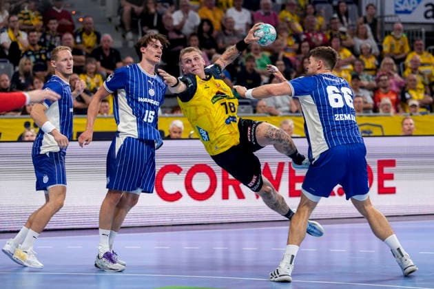 v.li.: Miro Schluroff (VfL, 15), Edwin Aspenbäck (RNL, 78), Stepan Zeman (VfL, 66), beim Sprungwurf, Wurf, Torwurf, Action, Aktion, Spielszene, 02.09.2026, Mannheim (Deutschland), Handball, Bundesliga, Rhein-Neckar Löwen - VfL Gummersbach