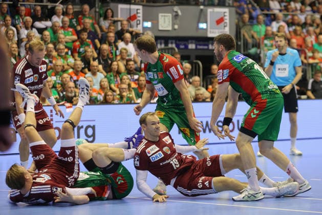 03.09.2026, xtgx, Handball Opel HBL, SC Magdeburg - Füchse Berlin emspor, v.l. Felix Claar (Magdeburg, 7) Mathias Gidsel (Berlin, 19) Elvar Orn Jonsson (Magdeburg, 19) Zweikampf, Duell, Kampf, tackle Magdeburg