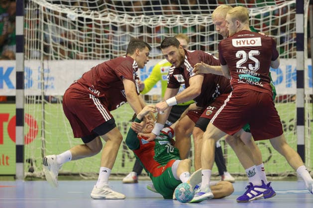 03.09.2026, xtgx, Handball Opel HBL, SC Magdeburg - Füchse Berlin emspor, v.l. Frederik Simak (Berlin, 9), Gisli Thorgeir Kristjansson (Magdeburg, 10), Mijajlo Marsenic (Berlin, 93) Zweikampf, Duell, Kampf, tackle Magdeburg