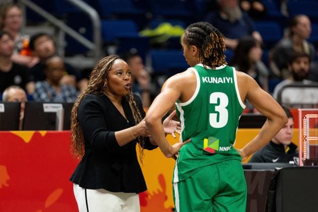 Rena Wakama (Nigeria, Trainerin) gibt Pallas Kunaiyi (Nigeria, 03) Anweisungen, GER, Korea vs. Nigeria, Basketball, FIBA Women s World Cup 2026, Gruppenphase, Spieltag 1, 04.09.2026 GER, Korea vs. Nigeria, Basketball, FIBA Women s World Cup 2026, Spieltag 1, 04.09.2026 Berlin Copyright: xEibner-Pressefoto MaxxVincenx EP_MVN