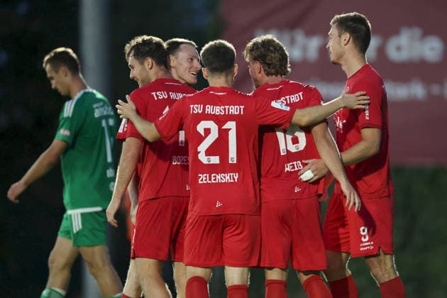 04.09.2026, Herren, Fussball, Saison 2026 2027, Regionalliga Bayern, 7. Spieltag: TSV Aubstadt - SpVgg Ansbach Torjubel nach dem 2:0, v.li. Fabio Bozesan ( 42, TSV Aubstadt), Joshua Endres ( 33, TSV Aubstadt), Egor Zelenskiy ( 21, TSV Aubstadt), Marvin Weiß ( 18, TSV Aubstadt) und Max Grimm ( 9, TSV Aubstadt) Sulzfeld Schulstadion Aubstadt (NGN Arena) Bayern Deutschland