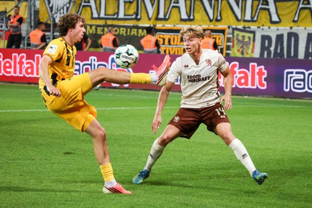Max Plath (FC Ingolstadt 04, Nr.14) kann hier nur zusehen, wie Louis Koester (Alemannia Achen, Nr.8) vorbeiziehten kann beim Spiel FC Ingolstadt 04 gegen Alemannia Aachen am 04.09.2026, DFB regulations prohibit any use of photographs as image sequences and or quasi-video. GER, Fussball, 3. Liga, Spieltag 4, FC Ingolstadt 04 gegen Alemannia Aachen, 04.09.2026, Audi Sportpark Ingolstadt Copyright: xEibner-Pressefoto OliverxSTRISCHx EP-OSH