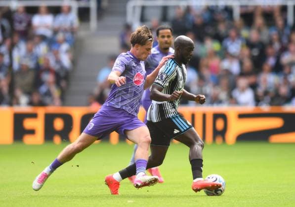 Alex Scott of Bournemouth challenges Yoane Wisse of Newcastle United Newcastle United v AFC Bournemouth, Premier League Football, Football, St James Park, Newcastle, UK - 05 Sep 2026Newcastle St James Park United Kingdom EDITORIAL USE ONLY No use with unauthorised audio, video, data, fixture lists, club league logos or live services. Online in-match use limited to 120 images, no video emulation. No use in betting, games or single club league player publications. Copyright: xRichardxLee Shutterstockx 17134969ah