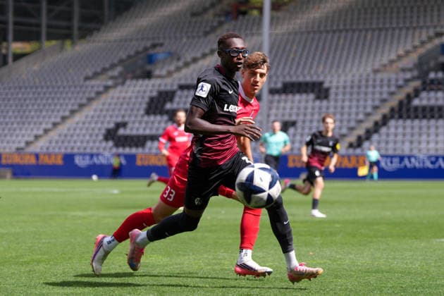 Bismark Adomah (SC Freiburg II, 33) im Zweikampf mit Max Lippert (TSV Steinbach Haiger, 33) , Deutschland, Fussball, Regionalliga Südwest, 5.Spieltag, 2026 2027, SC Freiburg II vs. TSV Steinbach Haiger, 05.09.2026, Dreisamstadion, Freiburg Freiburg Dreisamstadion Baden-Wuerttemberg Deutschland Copyright: xArnexAmbergx