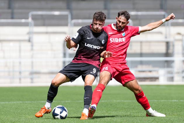 Leon Catak (SC Freiburg II, 09) im Zweikampf mit Deniz-Fabian Bindemann (TSV Steinbach Haiger, 26) , Deutschland, Fussball, Regionalliga Südwest, 5.Spieltag, 2026 2027, SC Freiburg II vs. TSV Steinbach Haiger, 05.09.2026, Dreisamstadion, Freiburg Freiburg Dreisamstadion Baden-Wuerttemberg Deutschland Copyright: xArnexAmbergx